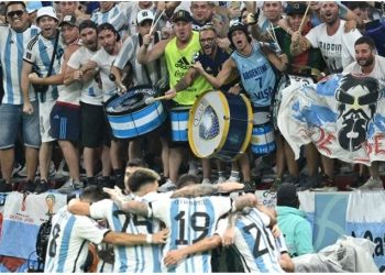 Argjentina fiton me Holandën…në tribuna!