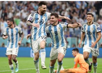 Super Messi, Alvarez shënon të tretin për Argjentinën