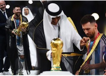 FOTO/ Veshur me pelerinë, ja si Messi ngriti Kupën e Botës