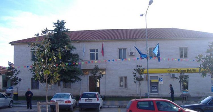 Skandal, punonjësit e Bashkisë Peqin 8 muaj pa rroga