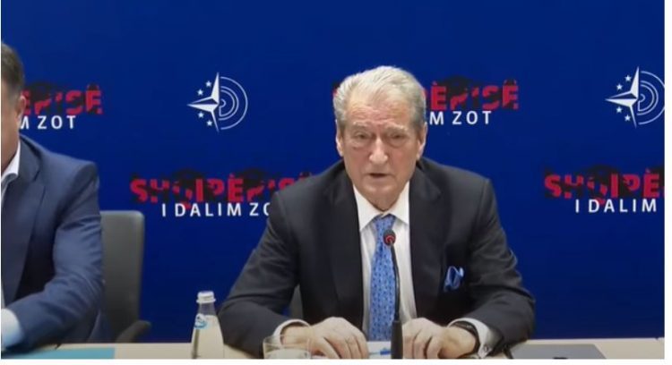 Berisha del për herë të parë…pa syze