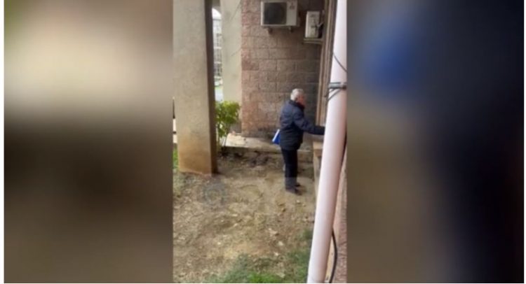 VIDEO/ Burri në Burrel thyen me gur xhamat e Hipotekës