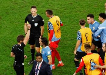 VIDEO/ Nervozizmi te Uruguai, Cavani rrëzon ekranin e VAR