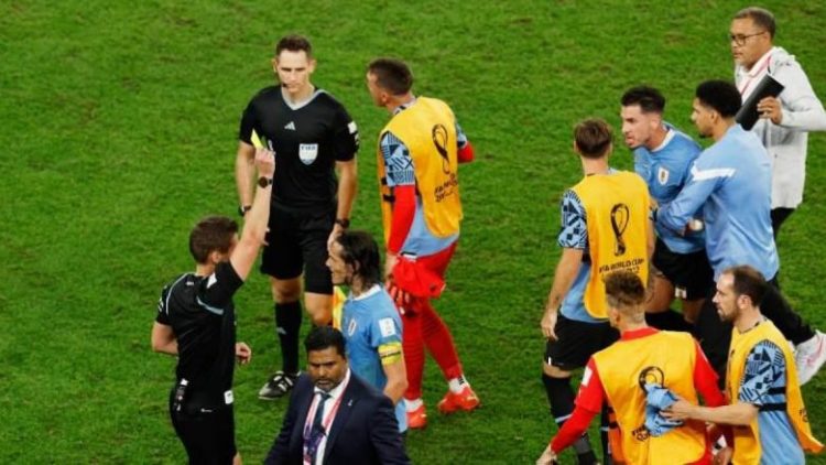 VIDEO/ Nervozizmi te Uruguai, Cavani rrëzon ekranin e VAR