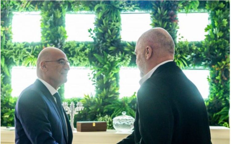 Mediat greke: Dendias në Shqipëri dha mesazh delikat dhe të qartë