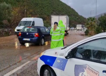 Përroi del nga shtrati, përmbytet segmenti në Librazhd-Elbasan