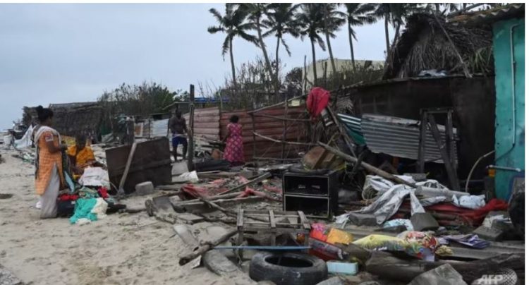 India goditet nga cikloni “Mandous”