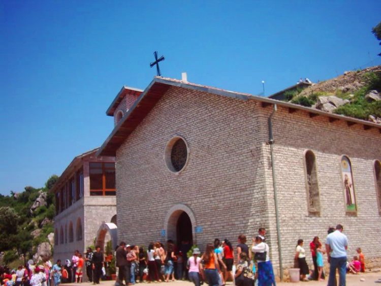 E reja vetëhidhet nga shkëmbi te Kisha e Laçit