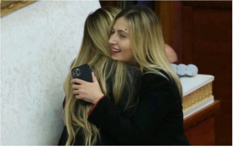 FOTO/ Momentet më pikante sot në Kuvend