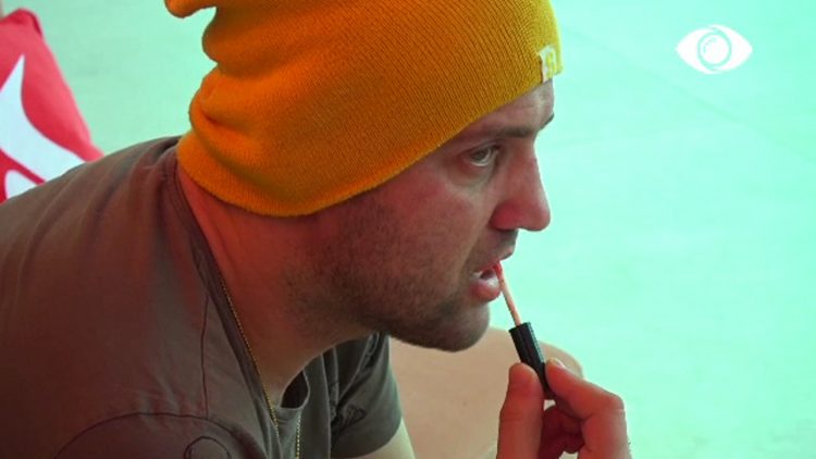 Luisi lyen buzët me buzëkuqin e Kiarës: Më duket sikur po e puth