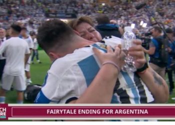 Emocionuese, Messi përqafohet me nënën e tij