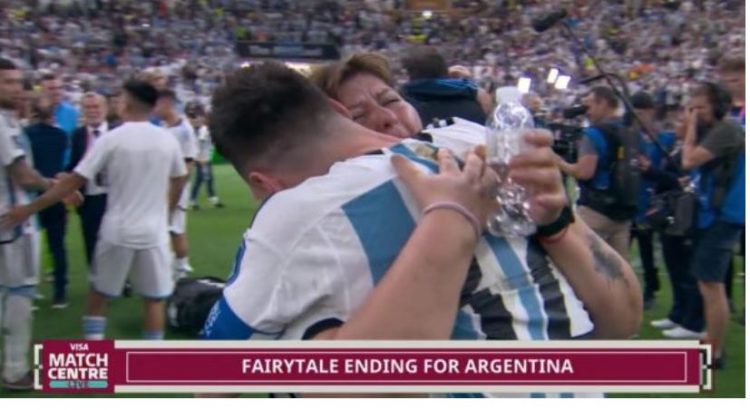 Emocionuese, Messi përqafohet me nënën e tij