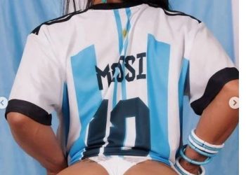 Fotot hot, miss Boom Boom nuk i ndahet Messit