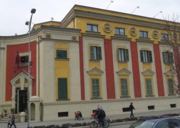 Shkarkohet zëvendës ministri i Energjisë