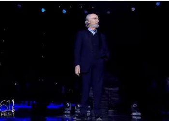 Mirush Kabashi emocionon publikun në Festivalin e Këngës