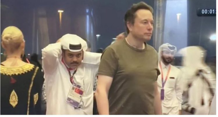 VIDEO/ Elon Musk në Katar, ndjek finalen nga afër