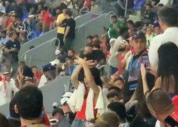 E turpshme! Bëri “Shqiponjën”, tifozja nxirret jashtë stadiumit