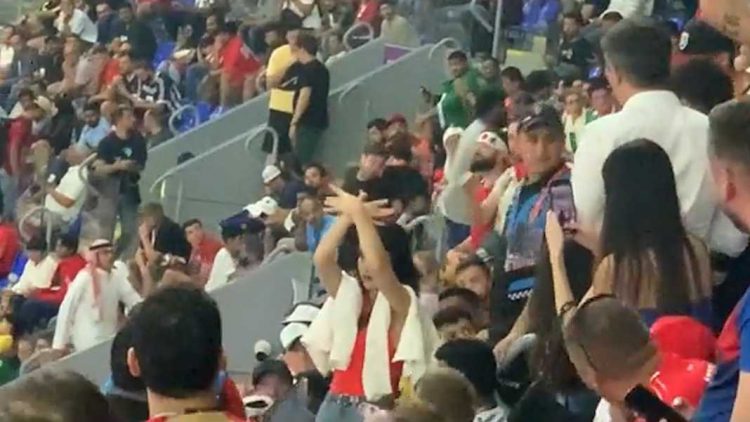 E turpshme! Bëri “Shqiponjën”, tifozja nxirret jashtë stadiumit