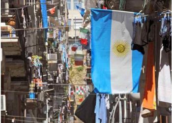 VIDEO/ Napoli në rrugë, mbështesin Argjentinën dhe Messin