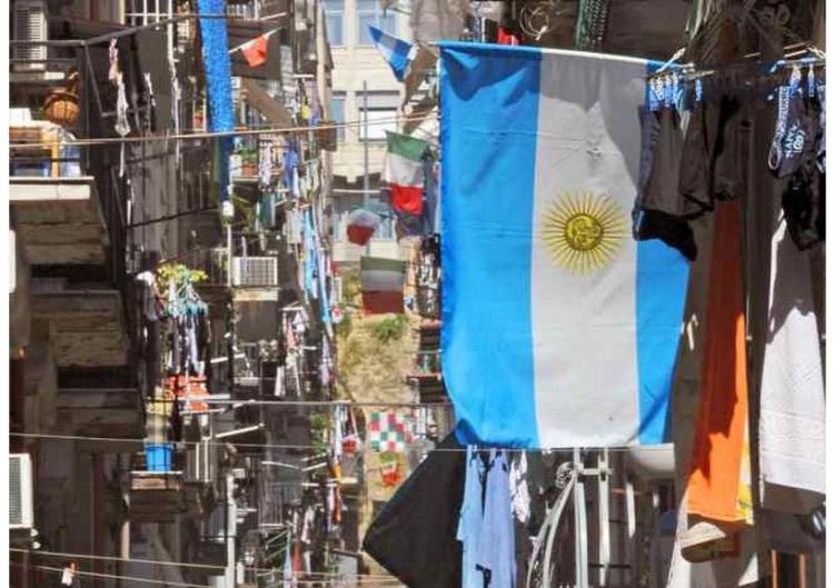 VIDEO/ Napoli në rrugë, mbështesin Argjentinën dhe Messin
