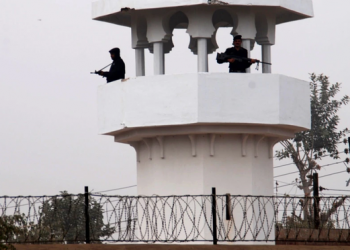 Të burgosurit marrin peng policët në këtë shtet, rrëmbejnë armët