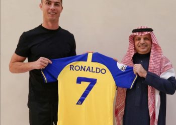 FOTO/ Sheikët prezantojnë Ronaldon, ja fanela që do veshë