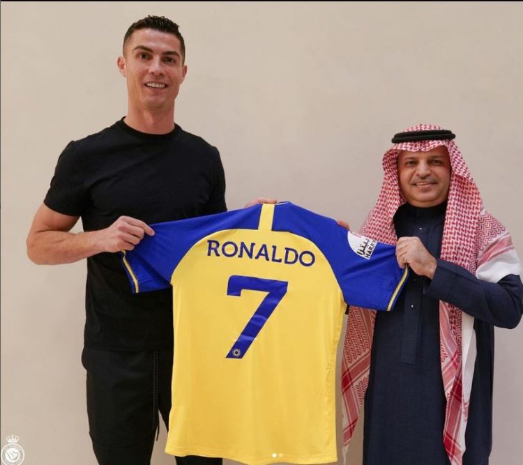 FOTO/ Sheikët prezantojnë Ronaldon, ja fanela që do veshë