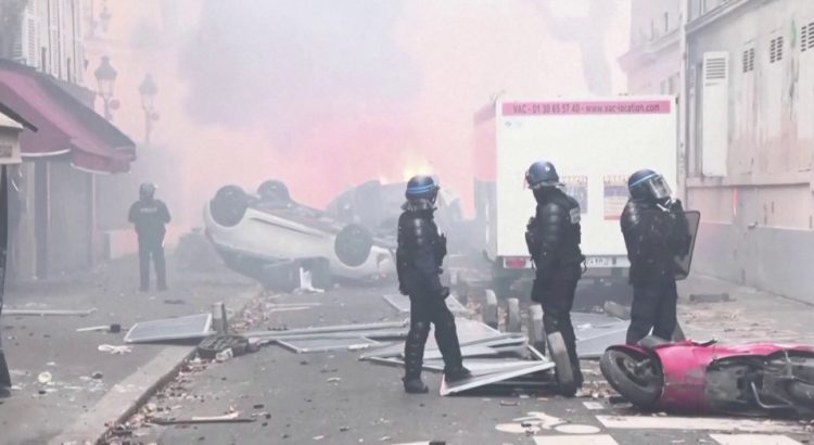 Çfarë po ndodh? Parisit i vihet flaka në vigjilje të Krishtlindjes