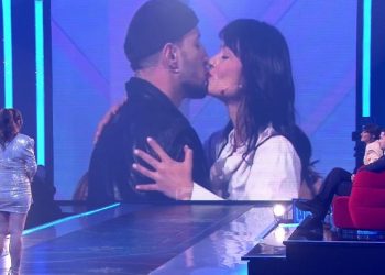 Kristi dhe opinionistja në një lidhje? Del foto duke u puthur