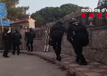 Drejtuesi i bandës shqiptare luftë me Policinë spanjolle /VIDEO