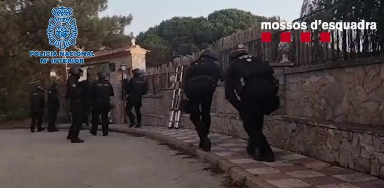 Drejtuesi i bandës shqiptare luftë me Policinë spanjolle /VIDEO