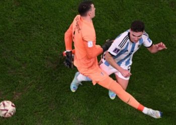 A ishte penallti kur u rrëzua Alvarez? Flet ish-gjyqtari anglez