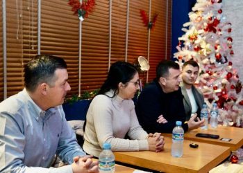 Qytetarja i vdiq në derë,kryebashkiakja e Lushnjës festoi me Ballën