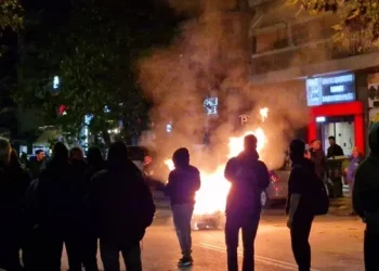 VIDEO/ Kaos në Selanik, digjen kosha, përmbysen makina