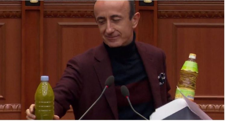 FOTO/ Dash Sula me vaj ulliri në Kuvend: Keni braktisur…