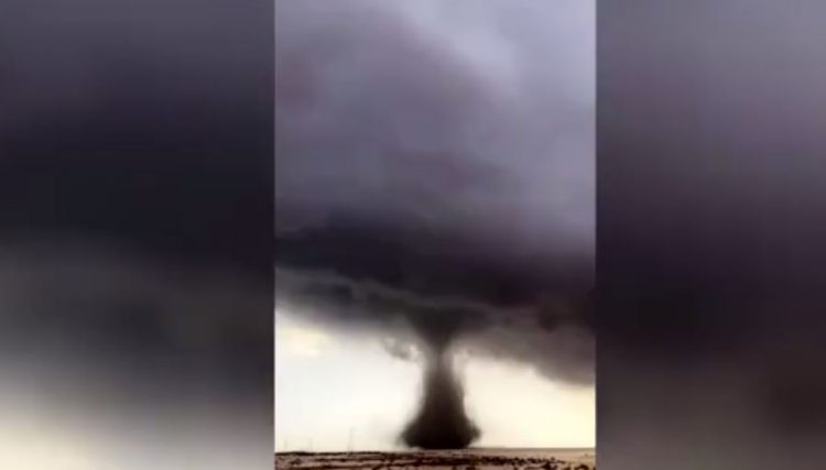 VIDEO/ Katari goditet nga tornadot dhe stuhitë