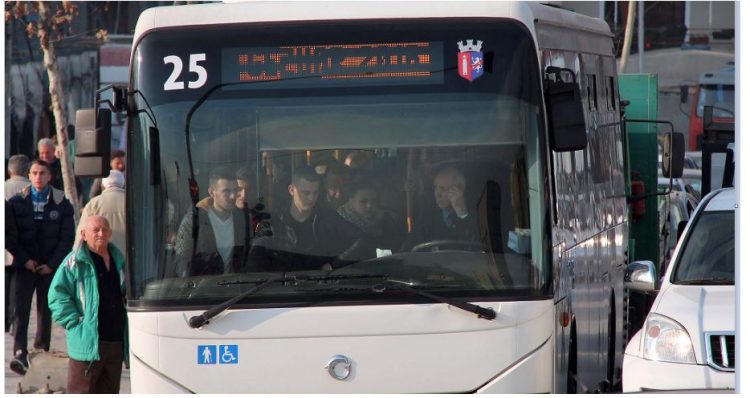 Panik te pasagjerët, urbani në Tiranë përplaset me bordurën
