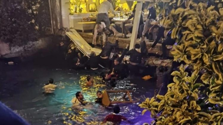VIDEO/ Shembet restoranti në Stamboll, njerëzit përfundojnë në det