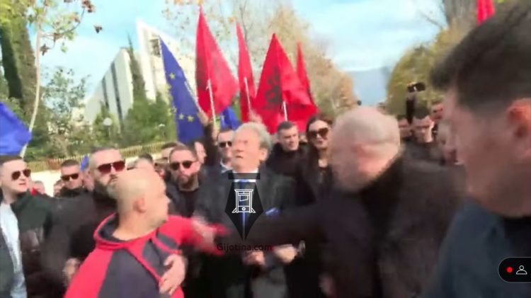 VIDEO/ Goditet me grusht Sali Berisha në protestë
