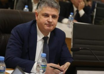 “Jeni një profesionist egoist”, anëtarja e KLP ‘kryqëzon’ Xholin