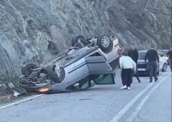 Aksident në aksin Elbasan-Librazhd, makina kthehet përmbys