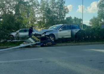 FOTO/ Makina përplaset me trafik-ndarësen në Vlorë