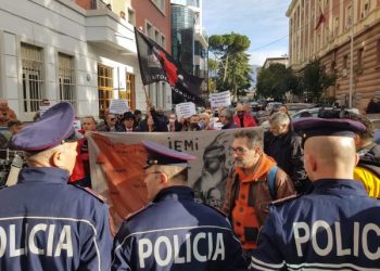 Tensionet në veri të Kosovës, protestë te ambasada serbe në Tiranë