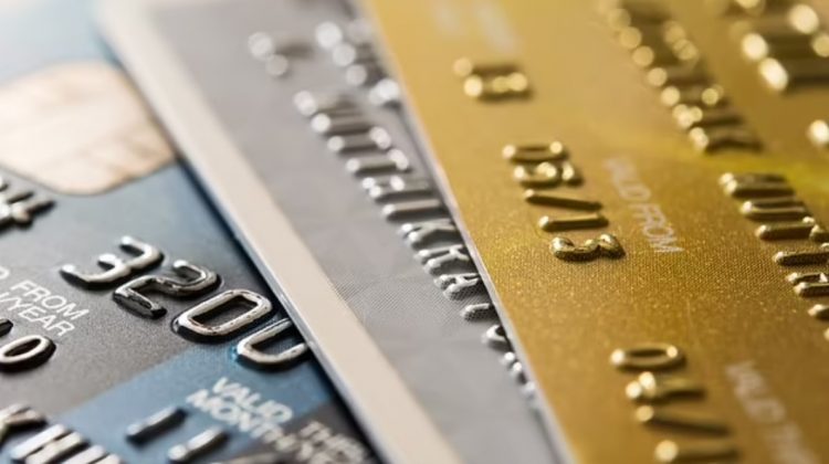 Daily Mail “nxin” qeverinë për amnistinë: Pastroni paratë e krimit