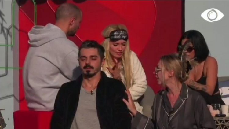 Debatoi me Oltën, ja si e qetëson Zhaklina Amosin