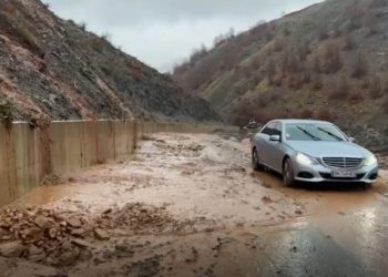 Bllokohet rruga e Arbrit, shoferët prej disa orësh në pritje