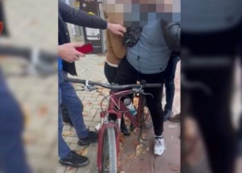 “Më jep lekët ose…”, kërcënoi një person, arrestohet i riu