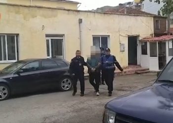 Me pistoletë me vete, 15-vjeçari tmerron banorët e Shkodrës