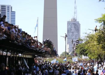 E pabesueshme/ Anulohet festa e Argjentinës në shesh me tifozët