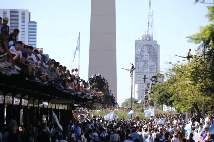 E pabesueshme/ Anulohet festa e Argjentinës në shesh me tifozët